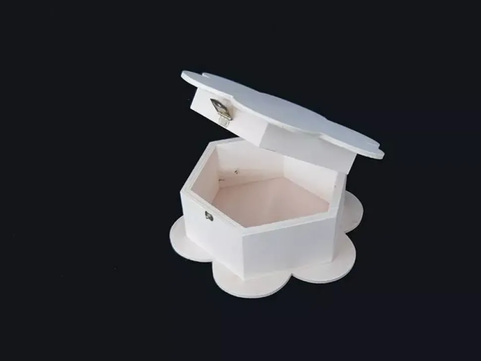 Caja hexagonal con forma de flor