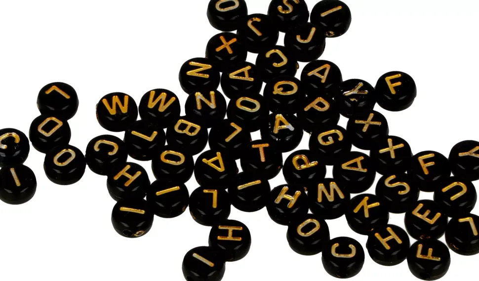 Cuentas de Perla Negra con Letras Doradas Artemio