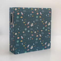 Álbum de chipboard lomo ancho Universo Little M Lora Bailora 6"x8"