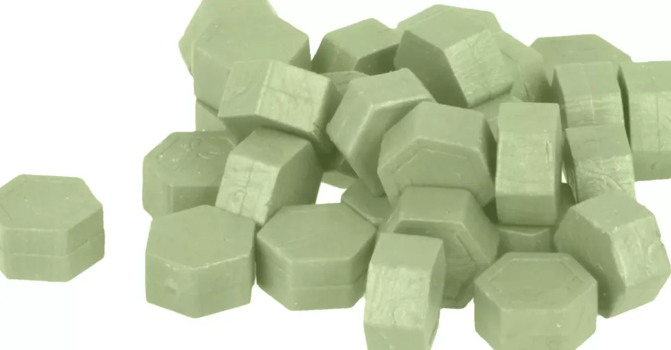 Perlas de Cera Hexagonales Para Sellos Verde Artemio 30gr