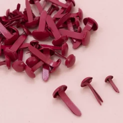 Set de 50 Brads Burgundy Craftelier