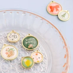 SUPER OFERTA **40%** Charms Mittens & Mistletoe Crate Paper